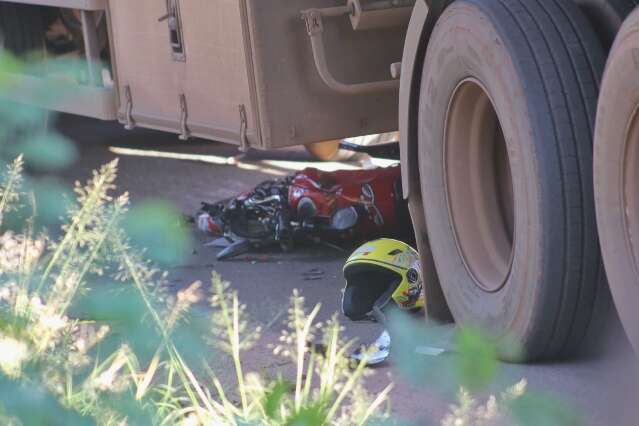 Jovem morre e adolescente fica ferido em acidente entre moto e carreta