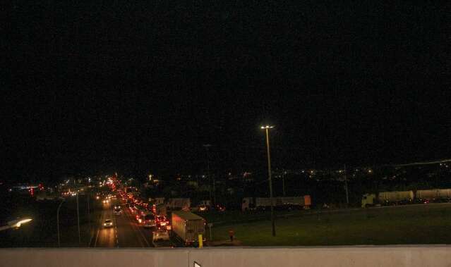 Carreta sofre pane e tr&acirc;nsito fica lento na sa&iacute;da para Tr&ecirc;s Lagoas