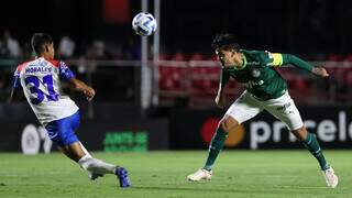 O jogador Gustavo Gómez, da SE Palmeiras, disputa bola com o jogador do C Cerro Porteño, durante partida válida pela fase de grupos, da Copa Libertadores, no Estádio do Morumbi. (Foto: Cesar Greco/Palmeiras/by Canon)