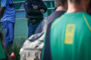Policial militar na porta de unidade da rede estadual de ensino. (Foto: Henrique Kawaminami/Arquivo)