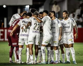 Jogadores santistas sem reúnem em campo durante o intervalo da partida. (Fotos: Raul Barreta/Santos)