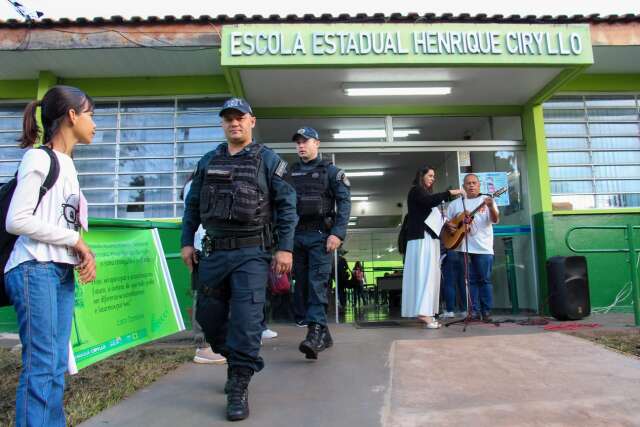 Escolas recebem alunos com viaturas, pol&iacute;cia e &quot;term&ocirc;metro de sentimento&quot;