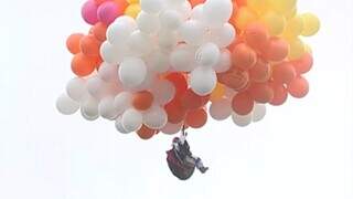 Padre Adelir Antônio de Carli durante voo com balões. (Foto: YouTube/Reprodução)