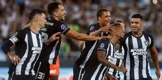 Em noite de reencontro com Loco Abreu, Fogão goleia e vence a primeira na Sul-Americana. (Foto: Vitor Silva/Botafogo)