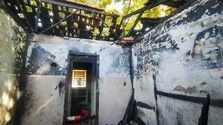 Telhas e paredes ficaram destruídos em incêndio (Foto: Henrique Kawaminami)