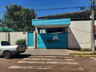 Colégio Impacto, na Vila Célia, tem portões fechados e nenhuma movimentação de pais e alunos na manhã desta quinta-feira (Foto: Idayci Solano)