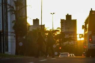 Agasalhados, pedestres atravessam Avenida Afonso Pena, em Campo Grande (Foto: Henrique Kawaminami)