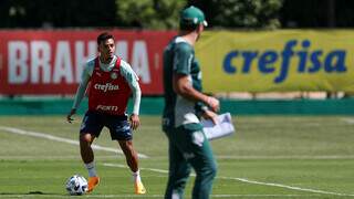 Gabriel Menino domina a bola em treino no Palmeiras (Foto: Divulgação)