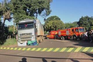 Panos foram colocados na frente da carreta para esconder corpo da vítima. (Foto: Paulo Francis)