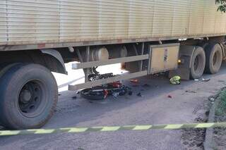 Motocicleta comprada recentemente foi parar embaixo da carreta. (Foto: Paulo Francis)