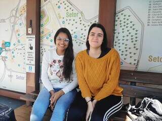 Estudantes Cecília e Letícia no ponto de ônibus da UFMS (Foto: Idaicy Solano)