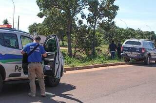 Perícia e Polícia Militar no local onde cadáver foi achado. (Foto: Marcos Maluf)