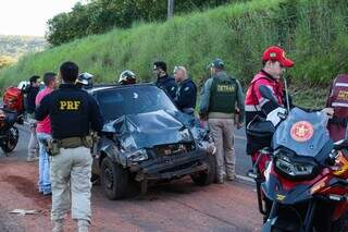 Dianteira do Fiat Uno ficou destruída com impacto (Foto: Henrique Kawaminami)