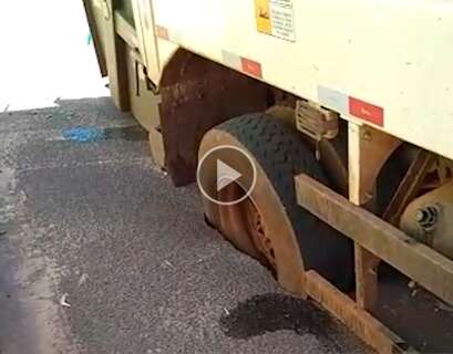 Roda de caminhão de coleta de lixo é engolida por asfalto na Capital 