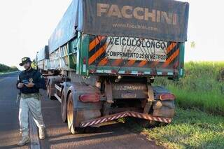 Traseira da carreta bitrem teve poucos danos (Foto: Henrique Kawaminami)