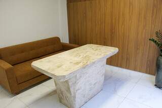 Ambiente tem mesa de mármore onde o animal é velado antes ou depois da cremação. (Foto: Juliano Almeida)