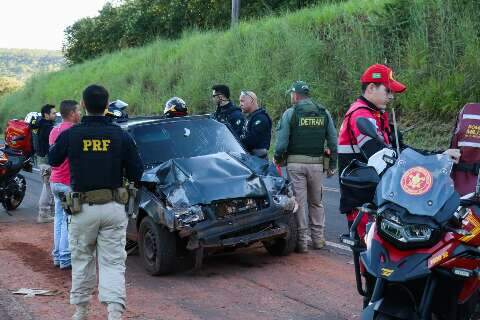 Carro atinge traseira de caminhão e 3 ficam feridos na saída para Rochedo