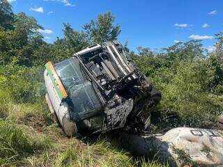 Condutor escapa ileso ap&oacute;s tombar carreta carregada de cimento