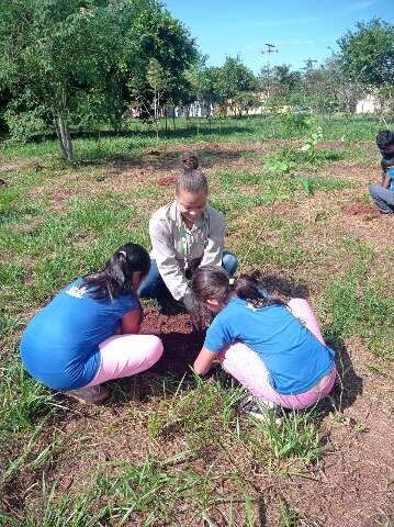 A&ccedil;&atilde;o entre estudantes realiza plantio de mudas em Tr&ecirc;s Lagoas