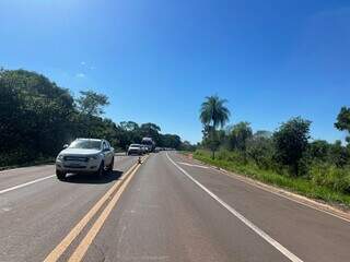 Veículos formam fila no km 434, ao esperar passagem em trecho que passa por obras, entre o distrito de Camisão e Aquidauana (Foto: Direto da Ruas)