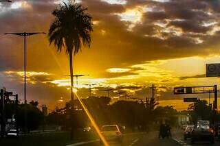 Amanhecer com sol nascendo na região da Avenida Duque de Caxias em Campo Grande (Foto: Marcos Maluf)