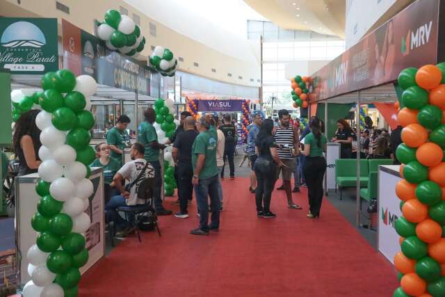 Fam&iacute;lias com sonho de sair do aluguel lotam feir&atilde;o em shopping 