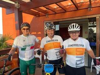 O mexicano Guillermo Leyva, o boliviano Alvaro Herrera e o venezuelano Hanrry Ramirez, a América do Sul representada no Trip Trail Bodoquena de Mountain Bike 2023 (Foto: Campo Grande News)