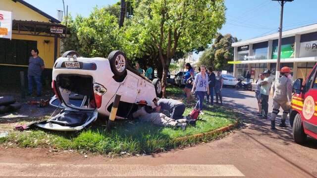 Ap&oacute;s colis&atilde;o em cruzamento, carro capota e motorista fica preso nas ferragens