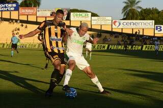 Jogadores disputam a posse da bola em partida válida pela segunda rodada da Série B. (Foto: Arthur Dallegrave/Juventude)