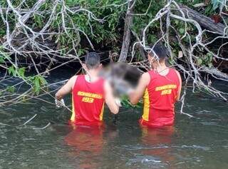 Moradores encontram corpo em decomposi&ccedil;&atilde;o &agrave;s margens de rio