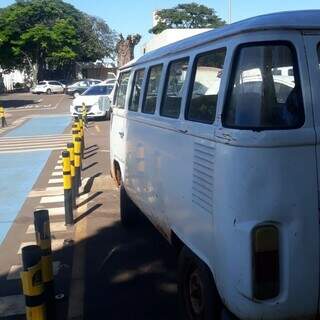 Kombi onde família está morando, no estacionamento do Hospital Universitário. (Foto: Direto das Ruas)