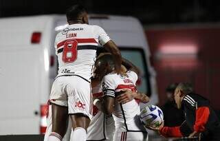 Jogadores comemoram vitória durante partida realizada neste sábado (22), no Estádio do Morumbi. (Foto: Paulo Pinto/SPFC)