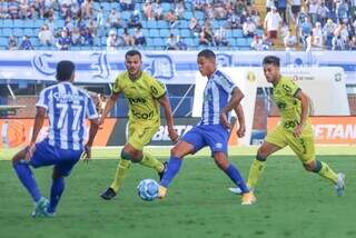 Jogadores disputam a posse da bola em partida válida pela rodada da Série B. (Foto: Fabiano Rateke/Avaí)