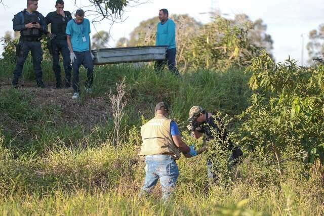 Brincando com crian&ccedil;as, moradora encontra ossada humana