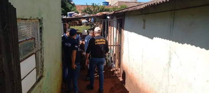 Polícia paraguaia invade boca de fumo para procurar menina de 3 anos 