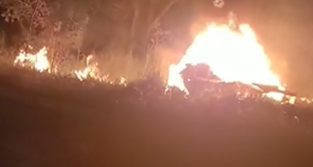 Acidente envolvendo caminhão deixa carro incendiado na BR-262