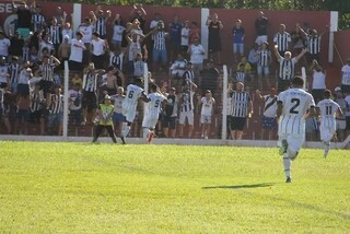 Jogadores do Operário comemorando gols no Estádio Jacques da Luz (Foto: Anderson Ramos)