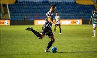 O jogador cearense David Ricardo em posse da bola durante partida realizada neste sábado (22), em Fortaleza. (Foto: Felipe Santos/Ceará)