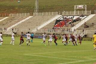 Jogadores disputam a posse da bola durante partida. (Foto: Henrique Salvato)