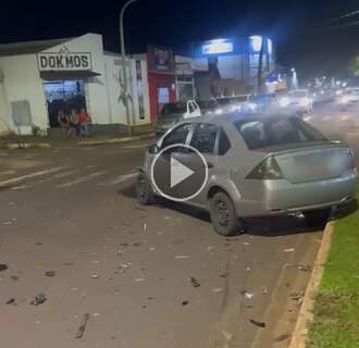 Ve&iacute;culo invade contram&atilde;o, causa acidente e condutor foge do local 