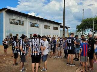 Movimentação de torcedores nas bilheterias do Jacques da Luz (Foto: Gabriel de Matos)