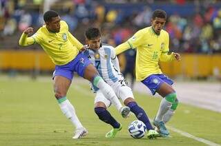 Jogadores brasileiros disputam a posse da bola, no Equador. (Foto: Rafael Ribeiro/CBF)