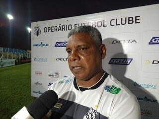 Técnico Celso Rodrigues em entrevista após o jogo (Foto: Gabriel de Matos)