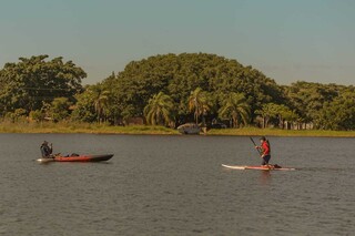 Paulo e Vera decidiram usar a Lagoa Itatiaia para prática de esportes náuticos. (Foto: Marcos Maluf)