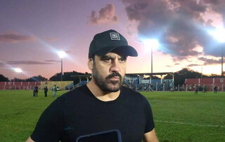 Técnico Alexandre Finazzi, do Costa Rica, no gramado do Estádio Jacques da Luz (Foto: Gabriel de Matos)