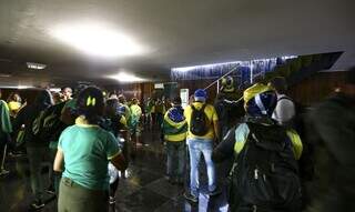 Invasores no Palácio do Planalto em 8 de janeiro. (Foto: Agência Brasil)