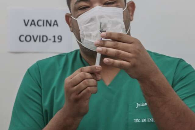 Plant&atilde;o de vacina&ccedil;&atilde;o segue at&eacute; &agrave;s 19h em shopping da Capital