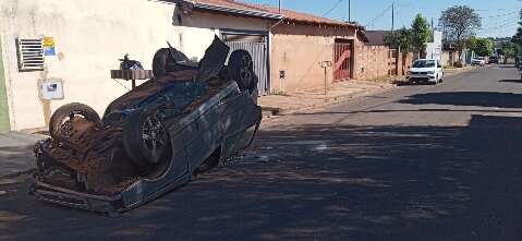 Fiat Uno bate em &aacute;rvore, em poste de energia e capota 