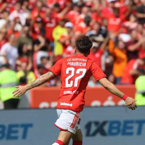 Com gols de Maur&iacute;cio, Internacional vence Flamengo de virada