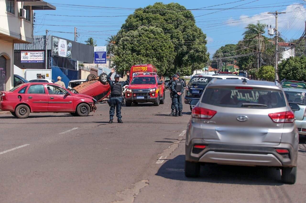 Carro capota após colisão em cruzamento e bate em veículo parado